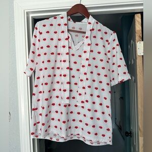 Lip print short sleeve top with tie at neck